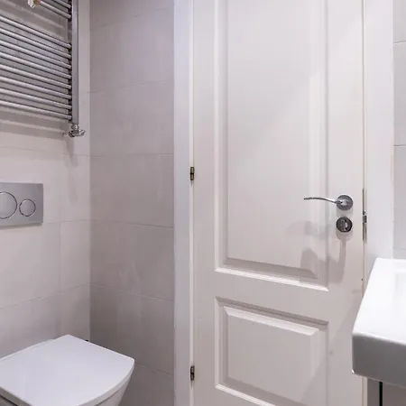 Spacious And Elegant Oasis In The Best Location Apartment