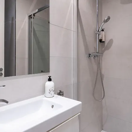 Spacious And Elegant Oasis In The Best Location Apartment