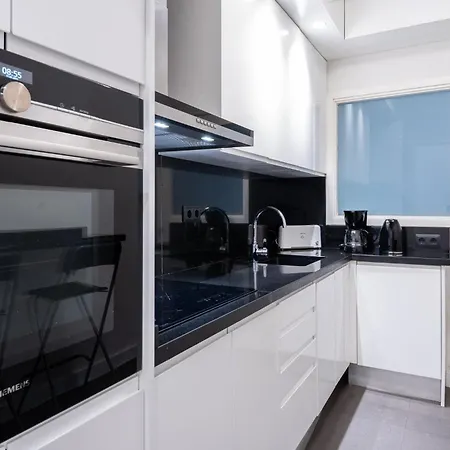 Spacious And Elegant Oasis In The Best Location Apartment
